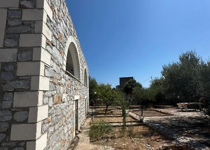 Theoni Garden House شقة